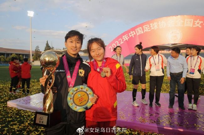 安崇丘点点头，没再说话，但心中不由对老爷子今晚的表现感到十分惊奇。